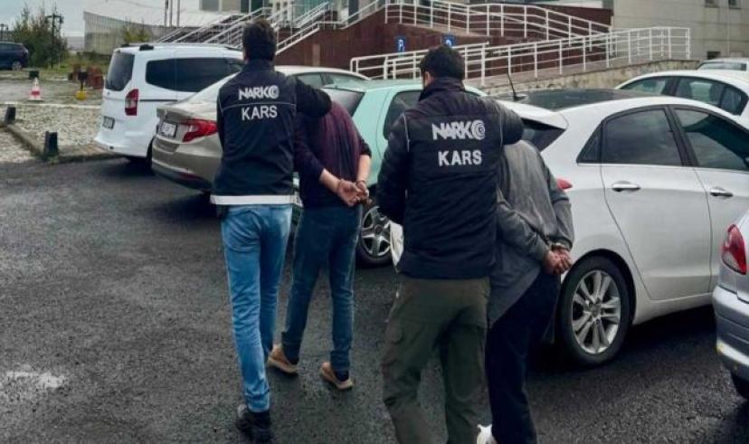 Kars’ta bir otobüste 492 gram uyuşturucuyla yakalanan 2 kişi tutuklandı