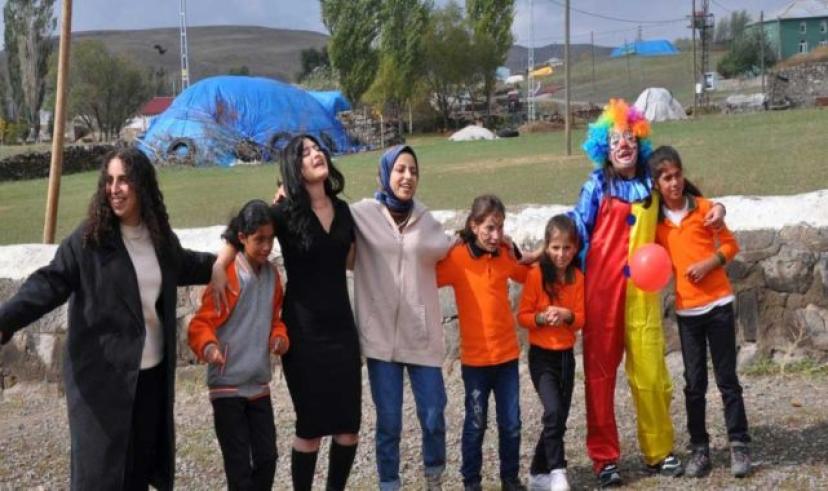 Kars’ta ‘Bir Oyuncak da Sen Ver’ gönüllüleri, kalpleri ısıtmaya devam ediyor