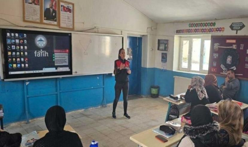 Kars’ta köylü kadınlara KADES uygulaması anlatıldı