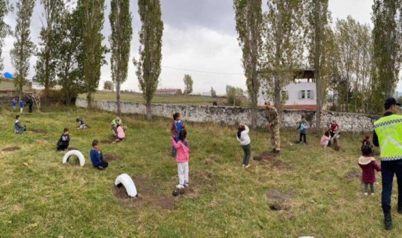 Kars’ta minik yürekleri ile fidanları toprakla buluşturdular