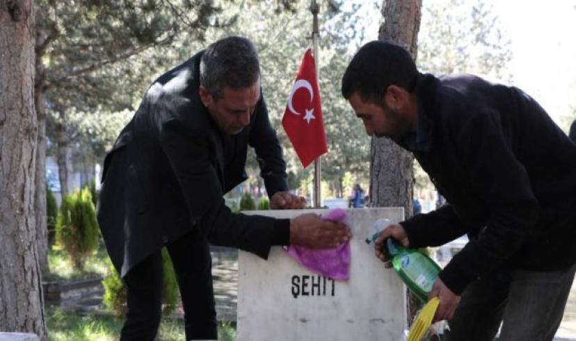 Kars’ta şehit mezarlarında bakım ve temizlik çalışması gerçekleştirildi
