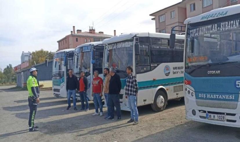 Kars’ta şoförlere trafik kuralları hakkında yerinde eğitim verildi