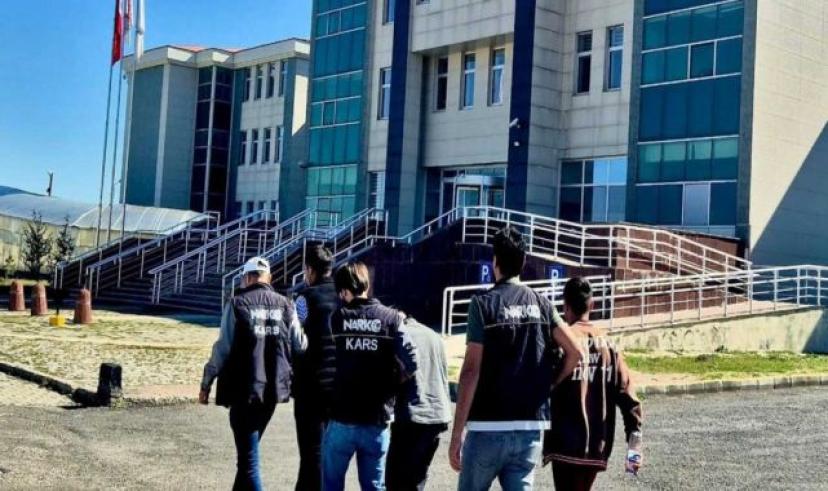 Kars’ta uyuşturucu satıcılarına operasyon 3 kişi tutuklandı