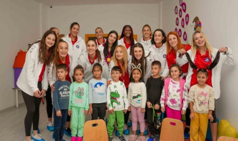 Keçiören Belediyesi voleybol takımı çocukları sevindirdi