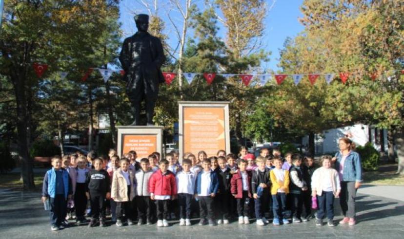 Kemal Milaslı İlkokulu öğrencileri atanın huzurunda