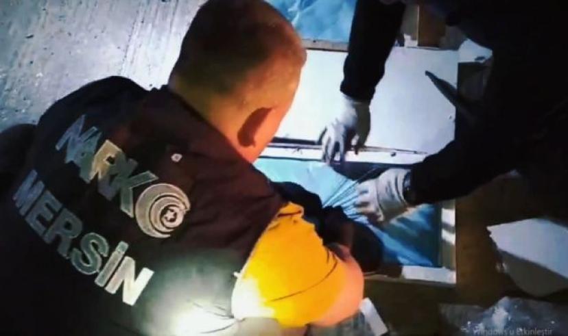Mersin’de mobilyalara gizlenmiş 20 kilogram metamfetamin ele geçirildi