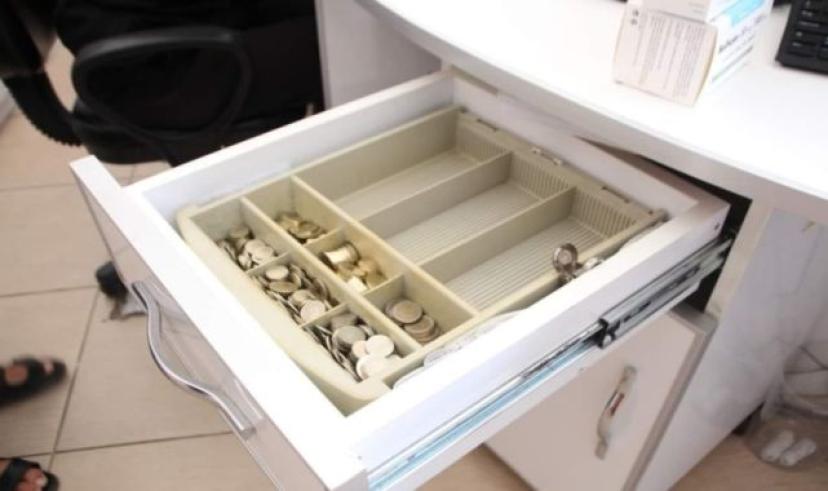 Serik’te eczaneye giren hırsızın rahat tavırları dikkat çekti