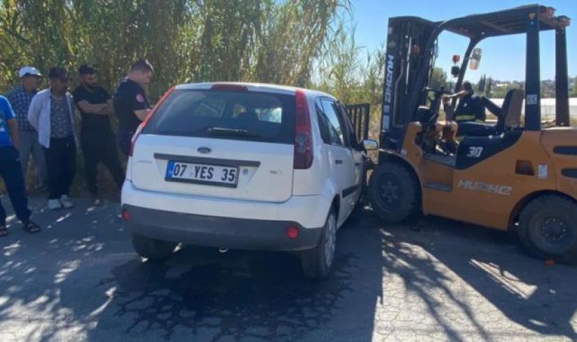 Serik’te forklift otomobilin motoruna saplandı, otomobil sürücüsü yaralandı