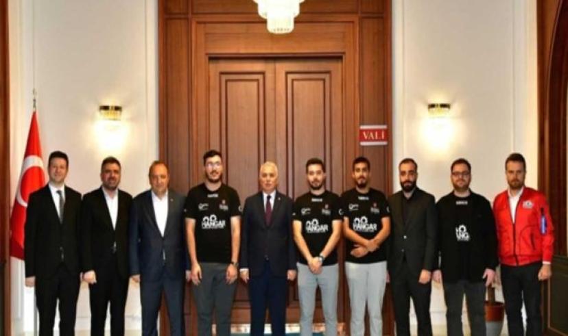 TEKNOFEST 2024’te birinci olan Hangar takımı Vali Aziz Yıldırım’ı ziyaret etti