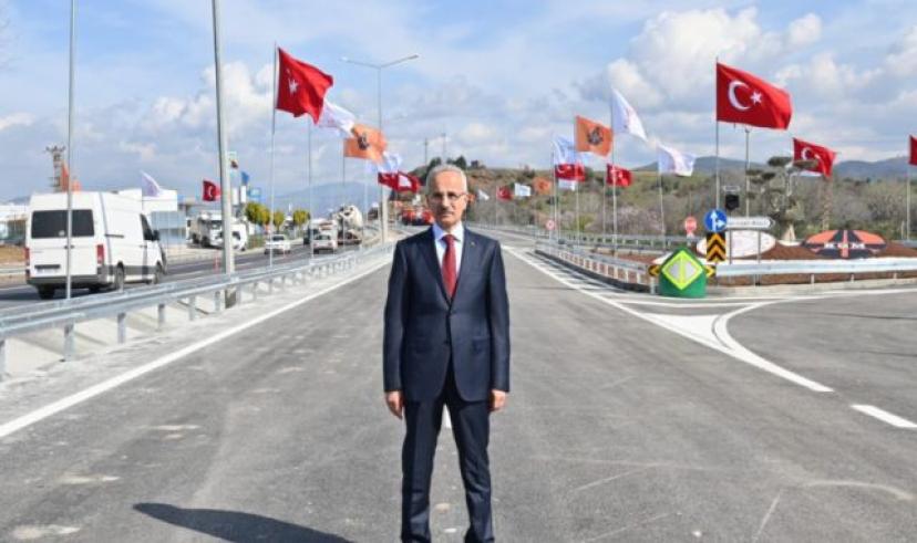Uraloğlu: Devlet ve il yollarına 3 bin 47 kilometre fiber kablo inşa ettik