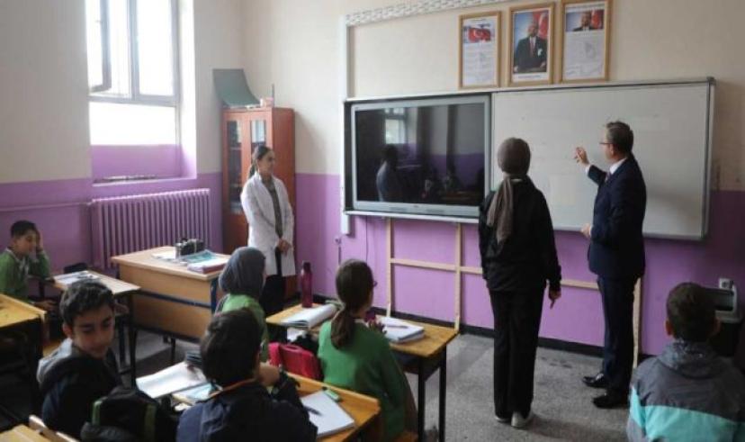 Vali Ziya Polat, İsmetpaşa İlkokulu ve Şehit Okan Koç İmam Hatip Ortaokulu’nu ziyaret etti