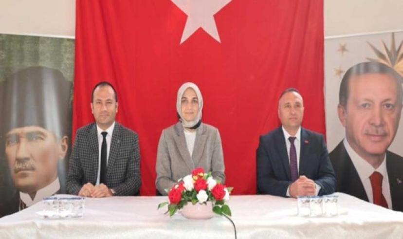 Afyonkarahisar Valisi Kübra Güran Yiğitbaşı, Çay ilçesinde muhtarlarla bir araya geldi