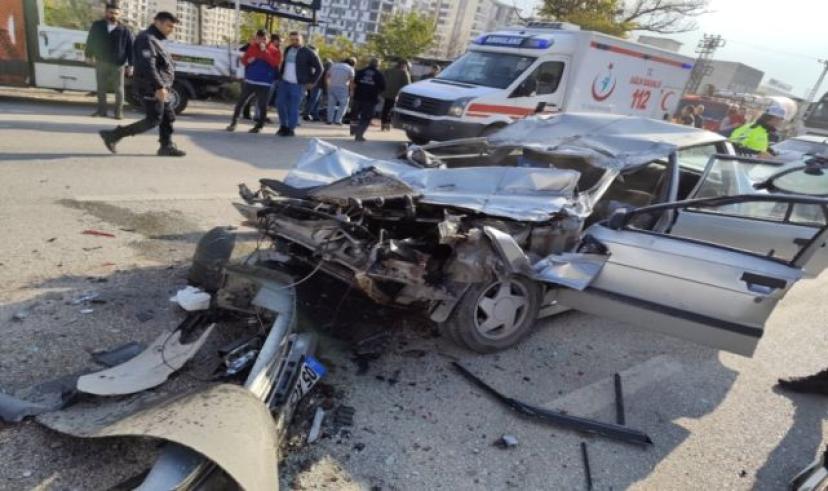 Amasya’da feci kaza: TIR’a çarpan otomobilde 2 kişi yaralandı
