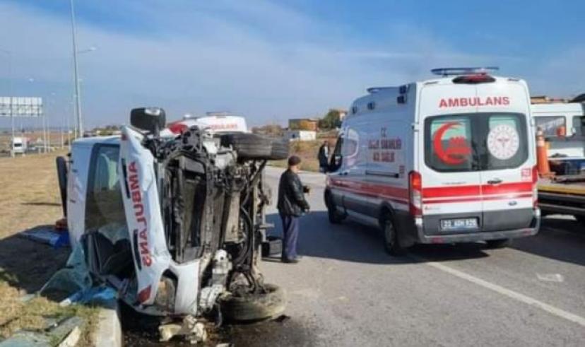 Ambulansla otomobil çarpıştı: 7 yaralı