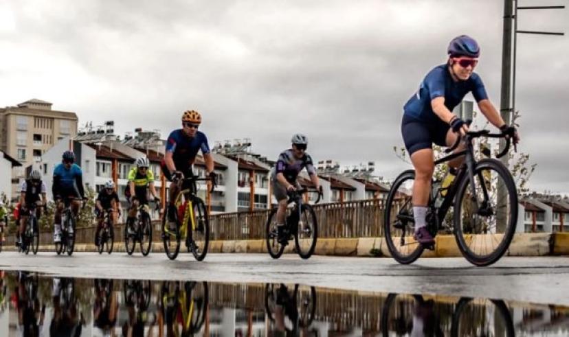 Antalya’da bisikletçiler yağmurda dans etti!