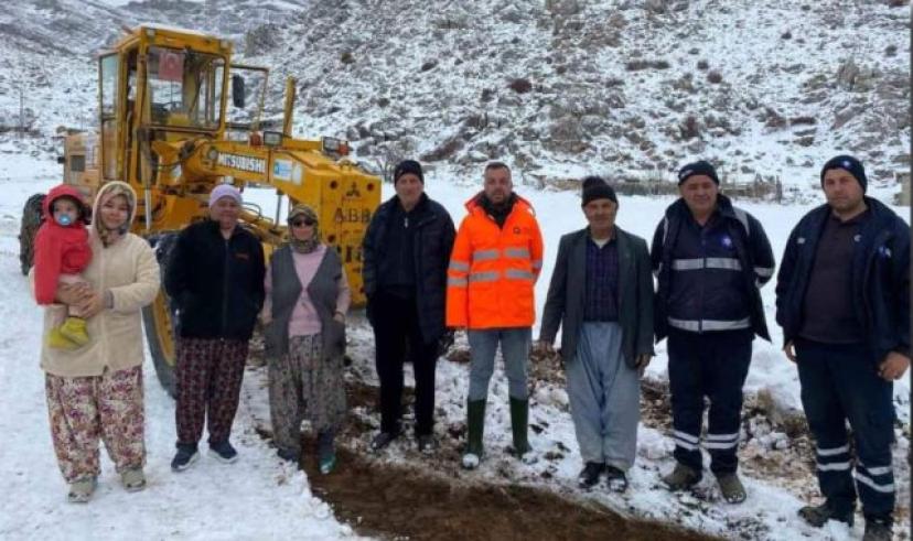 Antalya’da yaylada mahsur kalan vatandaşlar büyükşehir ekipleri tarafından kurtarıldı