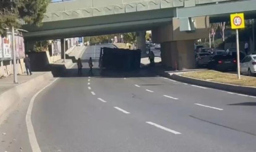 Bakırköy’de İSKİ vincinin üst geçide çarpması trafiği felç etti