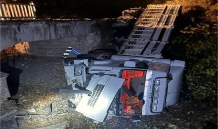 Balya’da tır köprüden uçtu