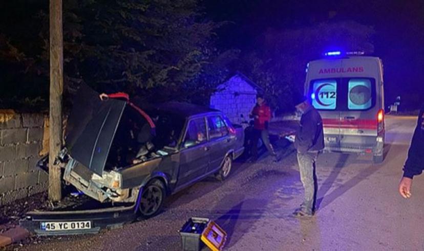 Bucak’ta feci kaza! Elektrik direğine çarpan sürücü araca sıkıştı