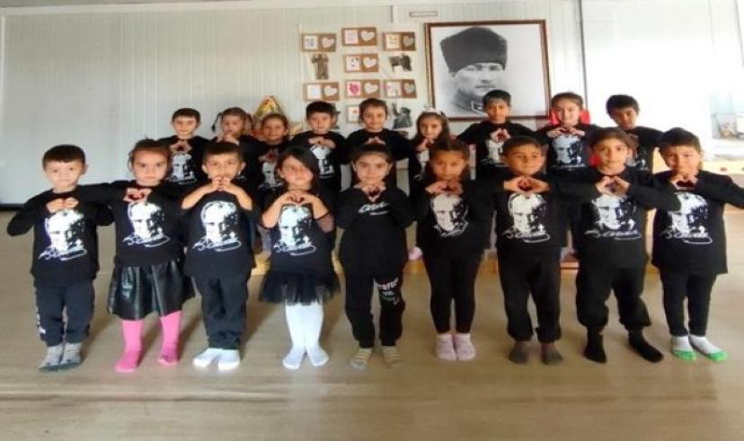 Deprem bölgesindeki çocuklardan işaret diliyle Atatürk şarkısı