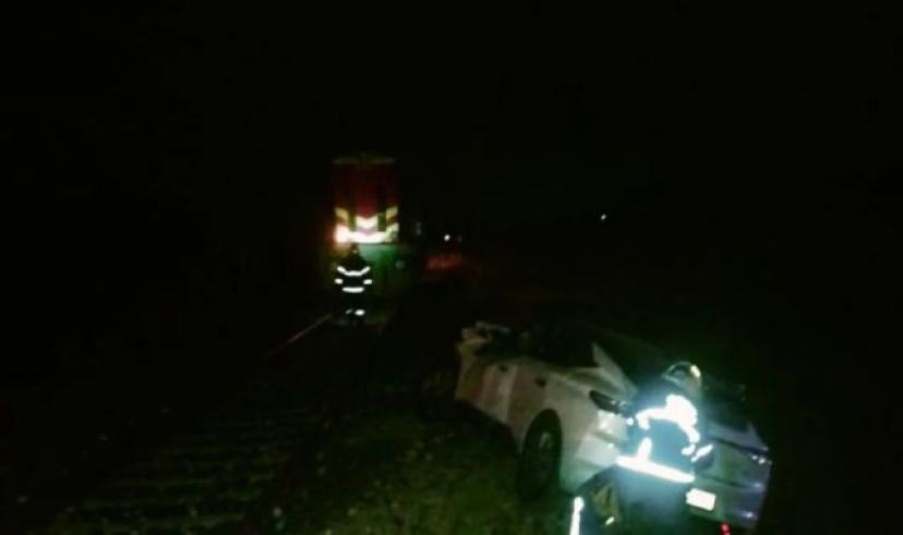 Isparta’da otomobil ile yük treni çarpıştı