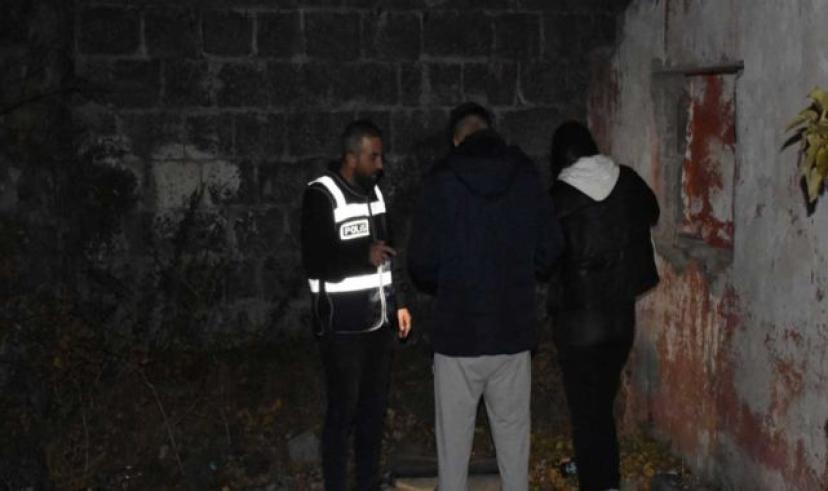 Kars Emniyeti okul çevreleri ve metruk binalarda denetimler yaptı