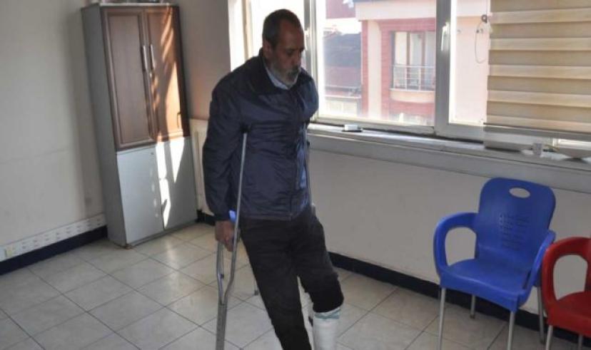 Kars’ta, engelli gibi davranıp dilenen dilenci yakayı zabıtalara kaptırdı