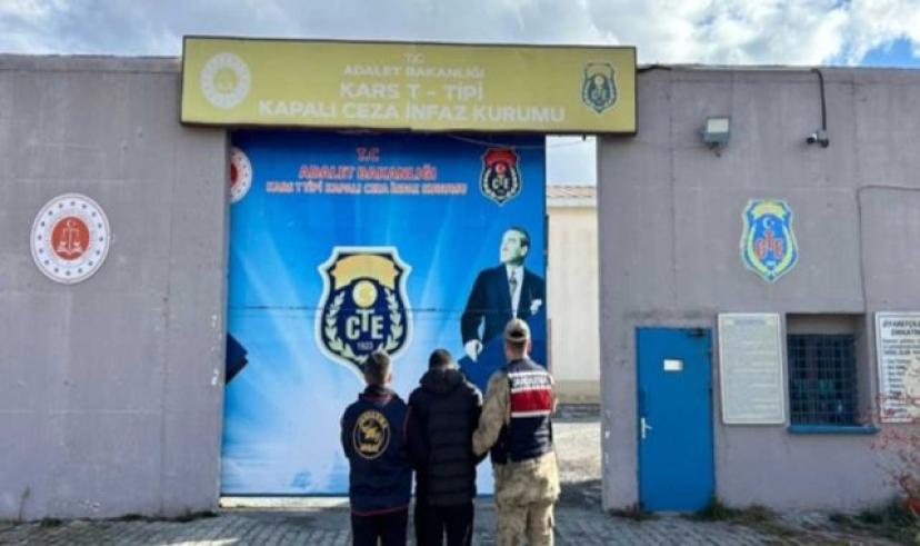 Kars’ta farklı suçlardan aranan şahıs jandarma ekiplerince yakalandı