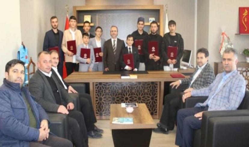 Kars’ta hafızlar belgelerini aldı