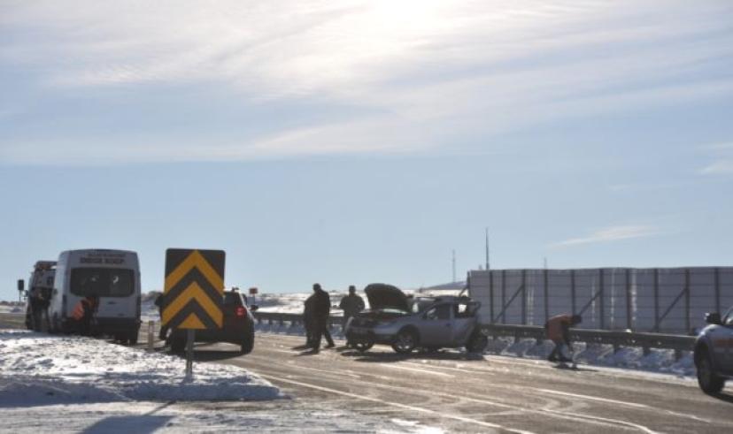 Kars’ta öğretmenleri taşıyan minibüs kaza yaptı: 14 yaralı