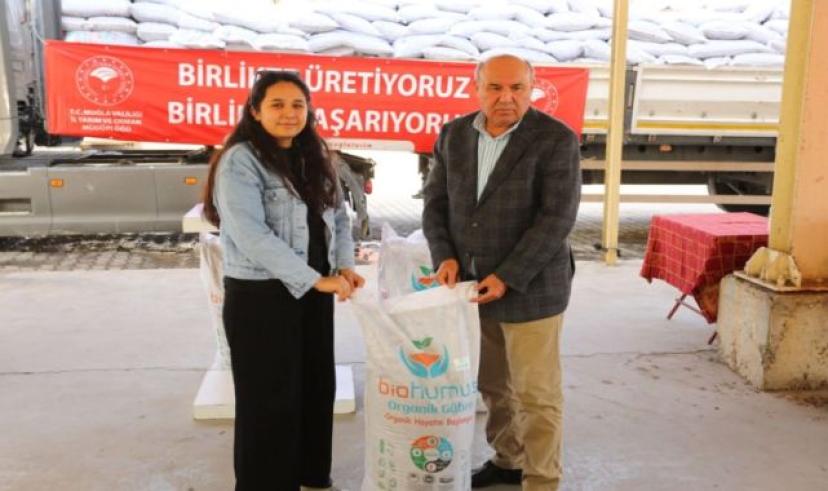 Muğla’da organik tarıma destek… Nar üreticilerine organik gübre dağıtımı