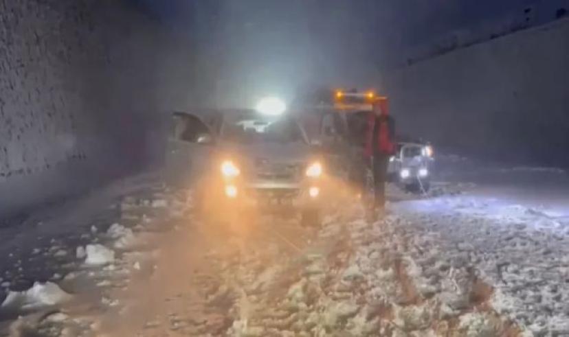 Niğde Safari Offroad Kulübü yolda kalan araçları kurtardı