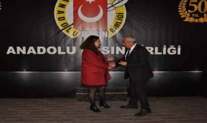 Temizliğe sürülen Samsunlu gazeteciye “direniş ödülü”