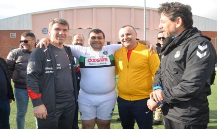 Amasya Valisi Önder Bakan sözünü tuttu: Özel bireylerle futbol maçı