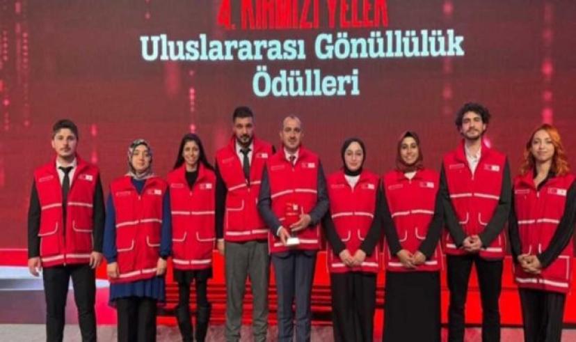 Ani Ören Yeri Kazı Başkanı Doç. Dr. Muhammet Arslan ve ekibine “Afetin Gönüllüleri” birincilik ödülü aldılar
