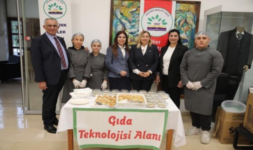 Atatürk Meslek Lisesi öğrencilerinden milletvekillerine ikram