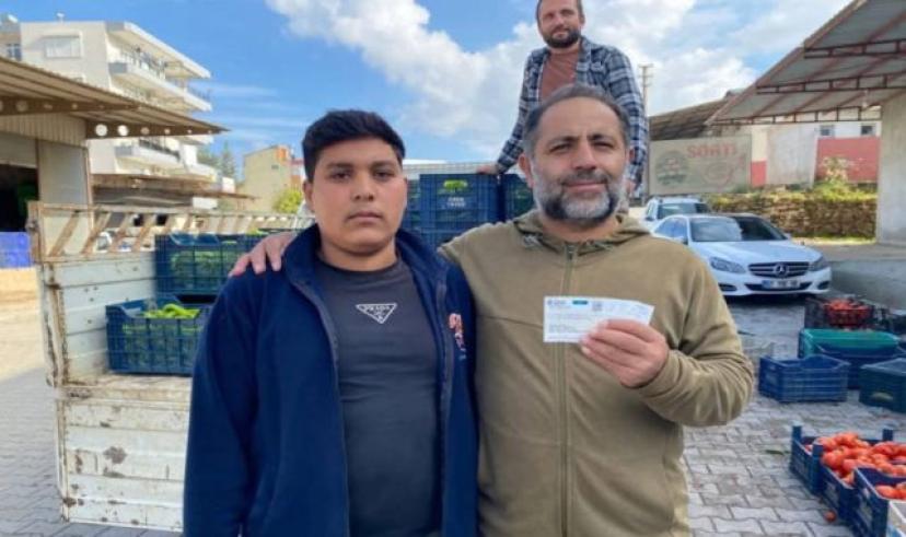 Bulduğu çeki sahibine teslim etti