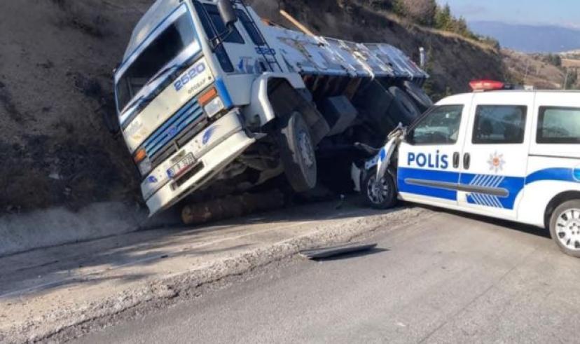 Burdur’da arıza yapan kamyon kazaya neden oldu