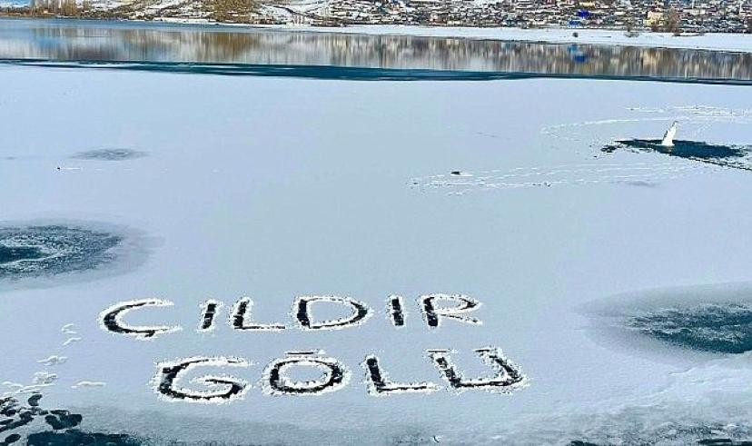 Çıldır Gölü’nün yüzeyi kısmen dondu