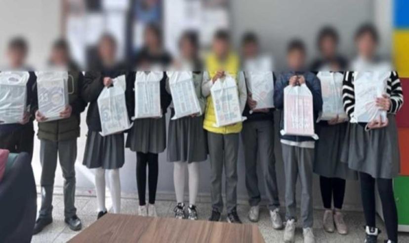 Kars’ta 24 öğrenciye kaynak kitap seti hediye edildi