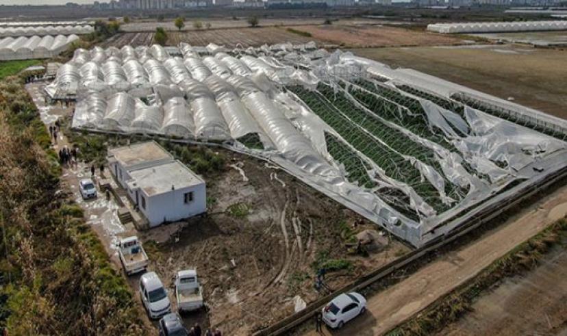 Kumluca’da sağanak yağış seraları ve evleri vurdu