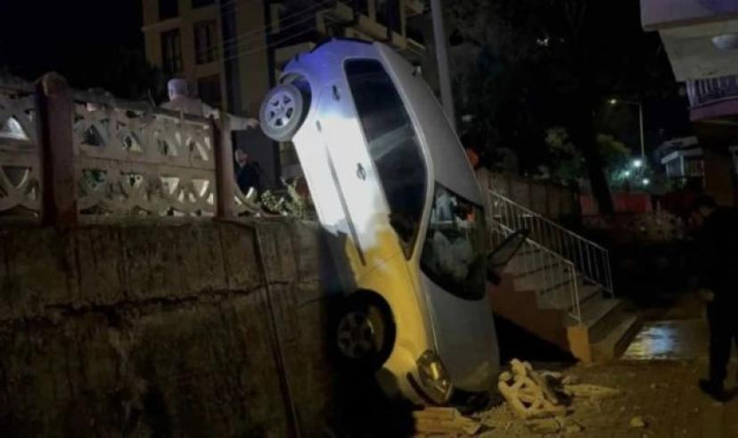 Sürücü fren yerine gaza basınca beton korkulukları yıkan araç bahçe duvarında asılı kaldı