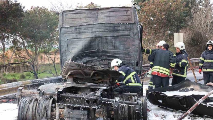 Adana'da tanker devrildi, otoyol kapanarak 5 kilometrelik kuyruk oluştu