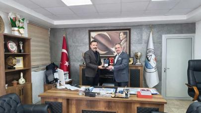 TİMBİR'den Hatay Arsuz Belediye Başkanı Sami Üstün'e plaket