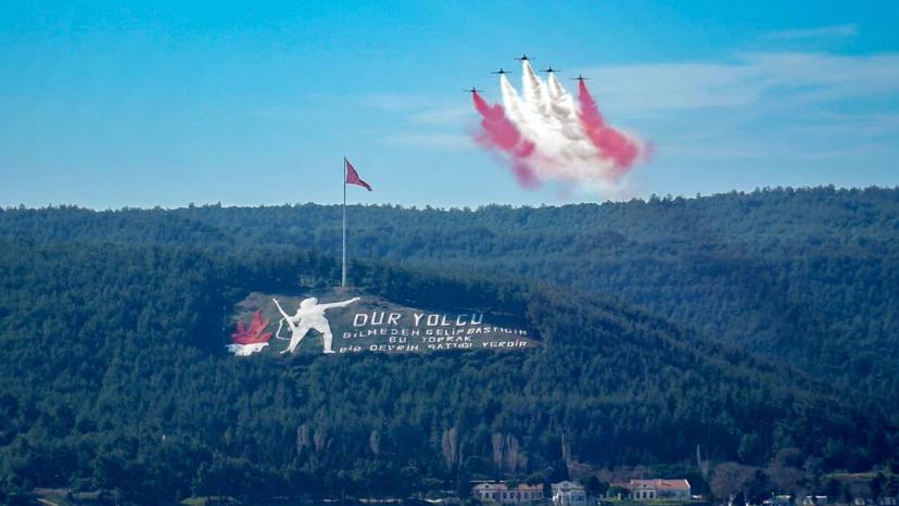 Çanakkale’de Türk Yıldızları gösterisi: Saygı uçuşu ve deniz zaferi coşkusu