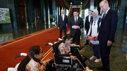 Cumhurbaşkanı Erdoğan'dan iki engelli çocuğa akülü tekerlekli sandalye