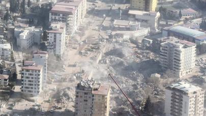 Depremde yıkılan Ebrar Sitesi F Blok için kamu görevlileri yargı önünde