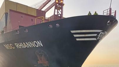 İstanbul'da karaya oturan konteyner gemisi kurtarıldı