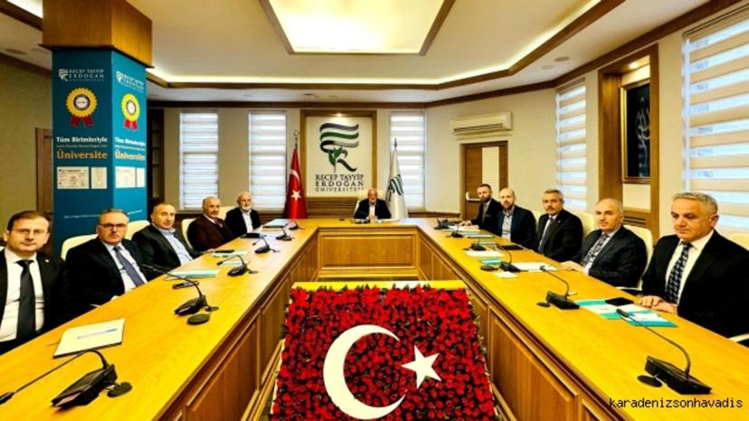 RTEÜ Geliştirme Vakfı Yönetimi Rize'de Toplandı