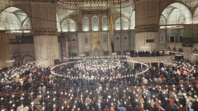 Sultanahmet Camiinde Kadir Gecesi dualarla idrak edildi